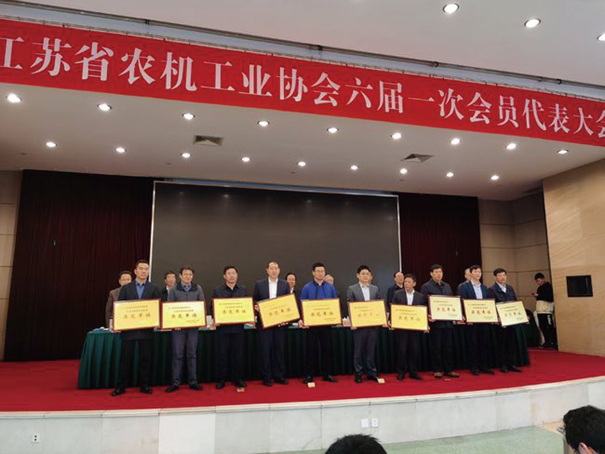 圖為公司副總經(jīng)理謝國忠(右五)代表公司上臺(tái)領(lǐng)獎(jiǎng).jpg